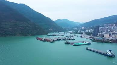 4K航拍河流码头货船停靠江中宏伟壮观视频的预览图